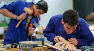 Carpinteros en su taller de Madrid trabajando 